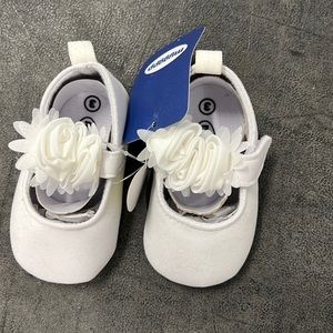 White little girl shoes with flower straps Sz 3 months